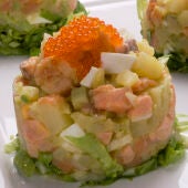 Ensaladilla de patata con salmón y aguacate