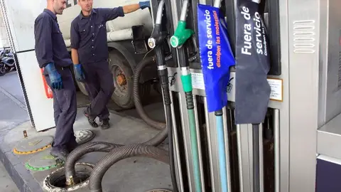 Rellenando carburantes en una gasolinera Rellenando carburantes en una gasolinera