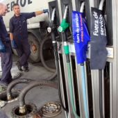 Rellenando carburantes en una gasolinera