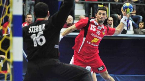 Alexander Petersson lanza a puerta ante el portero de Espa&ntilde;a Arpad Sterbik 