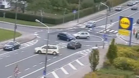 Caos en una rotonda en Alemania Caos en una rotonda en Alemania