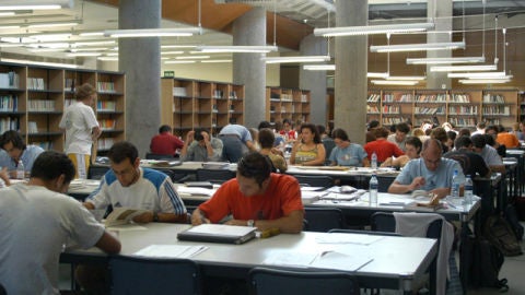 Estudiantes en una biblioteca 