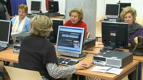 Mujeres mayores en un curso de inform&aacute;tica