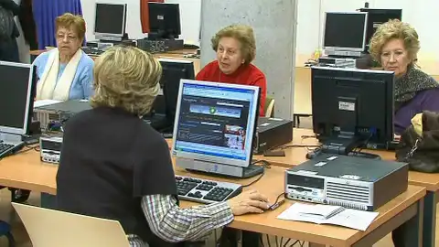 Mujeres mayores en un curso de informática Mujeres mayores en un curso de informática