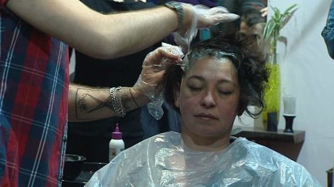 Una cliente en la peluquer&iacute;a