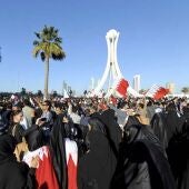 Bahreiníes reunidos en la plaza Lulu de Manama