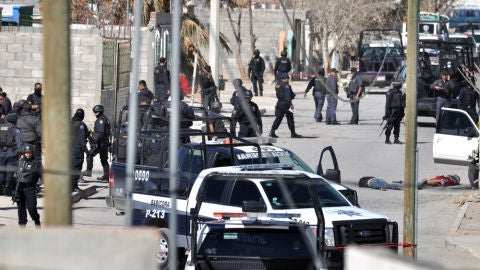 La polic&iacute;a federal investiga los cad&aacute;veres de dos sicarios