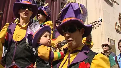 Cádiz celebra sus carnavales a ritmo de comparsa y chirigota Cádiz celebra sus carnavales a ritmo de comparsa y chirigota