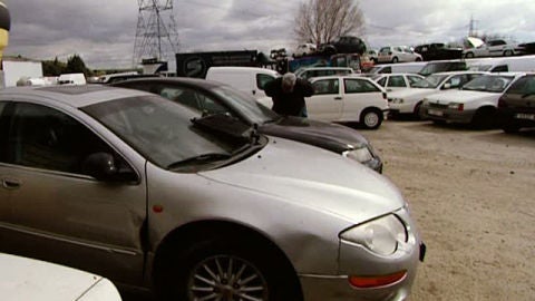 Coches en un desguace