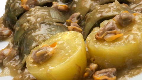 Alcachofas con patatas y berberechos