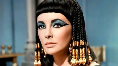 Elizabeth Taylor como 'Cleopatra', la cinta está en la lista de las películas más largas Elizabeth Taylor como 'Cleopatra'
