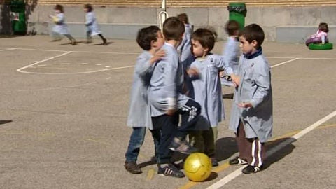 Jugar al bal&oacute;n en el recreo
