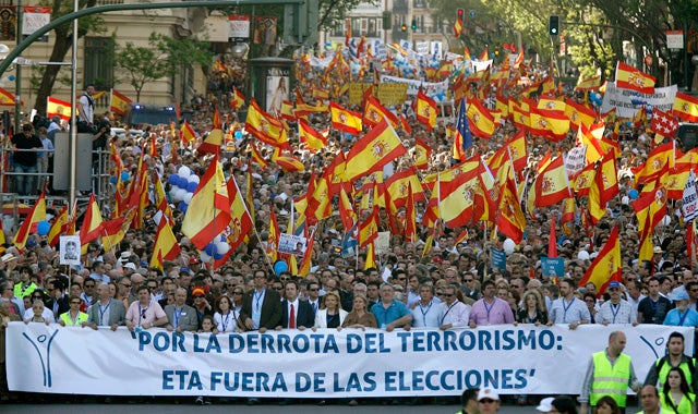 Con un par: "Debemos combatir con las palabras, la superioridad de principios y la superioridad de ideas" Con un par: "Debemos combatir con las palabras, la superioridad de principios y la superioridad de ideas"