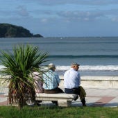 Imagen de archivo: jubilados sentados en un banco frente a la playa