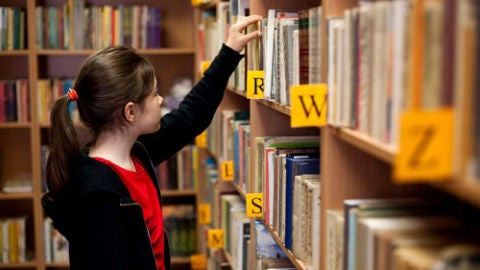 Ni&ntilde;a en una biblioteca