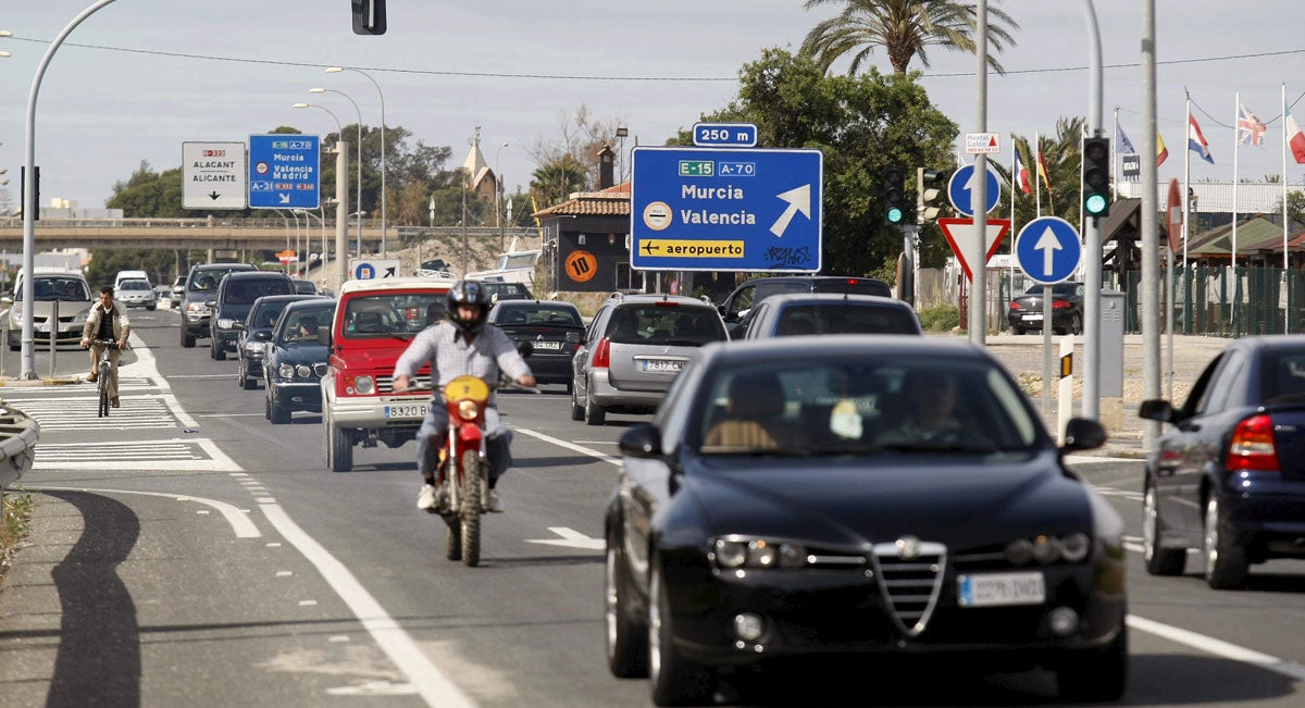 Seis de cada diez conductores se distraen al manipular elementos en su vehículo Seis de cada diez conductores se distraen al manipular elementos en su vehículo