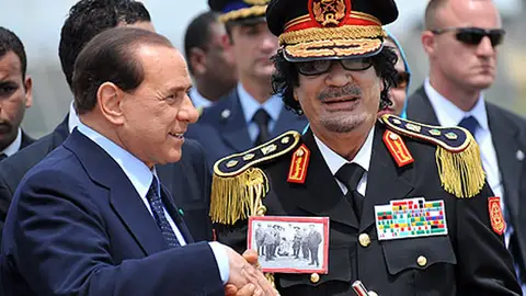 Silvio Berlusconi con Muamar Gadafi Silvio Berlusconi con Muamar Gadafi