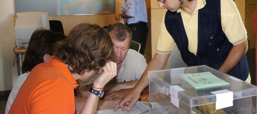 Los integrantes de una mesa comprueban la identidad del votante Los integrantes de una mesa comprueban la identidad del votante