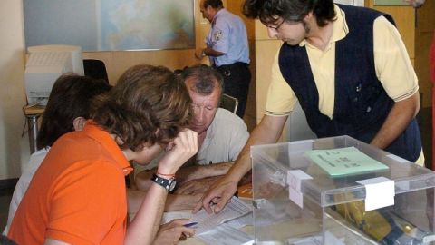 Ventiladores, agua, abanicos... los colegios electorales se preparan para afrontar el calor el 23J