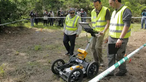 La Guardia Civil analiza con un georradar el subsuelo La Guardia Civil analiza con un georradar el subsuelo