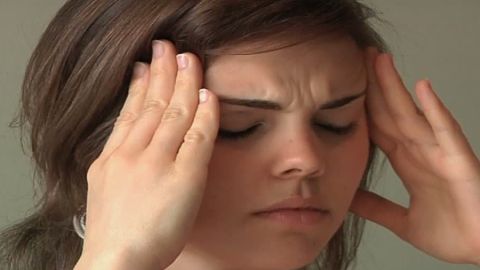 Una mujer sufriendo migra&ntilde;as