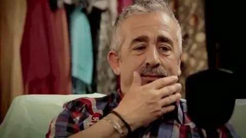 Preciado se pasa a la guitarra en un videoclip de Igor Paskual Preciado se pasa a la guitarra en un videoclip de Igor Paskual