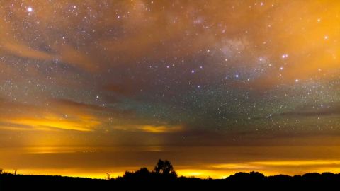 La V&iacute;a L&aacute;ctea vista bajo una tormenta del desierto