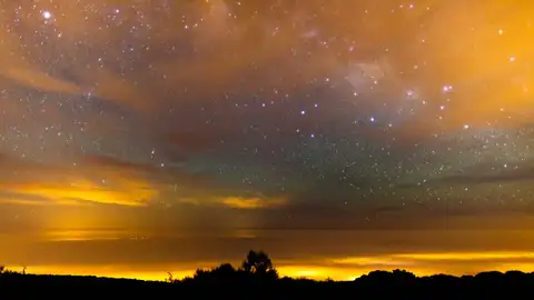 La Vía Láctea vista bajo una tormenta del desierto La Vía Láctea vista bajo una tormenta del desierto