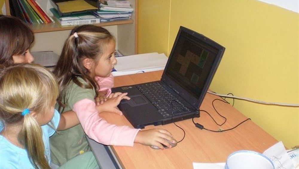 Menores juegan en el ordenador sin vigilancia de sus padres.