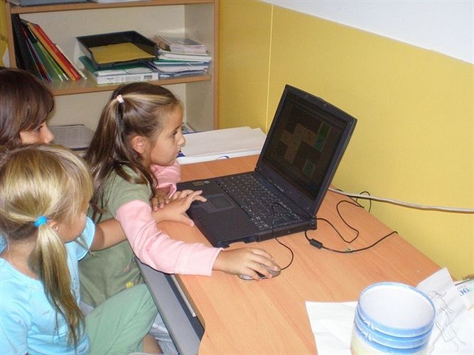 Los niños quieren ser profesores, policías o youtubers, según un estudio de Adecco Los niños quieren ser profesores, policías o youtubers, según un estudio de Adecco