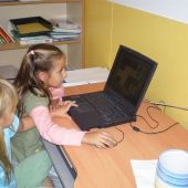 Menores juegan en el ordenador sin vigilancia de sus padres.
