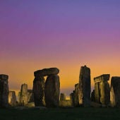 Stonehenge, en el crepúsculo, Inglaterra