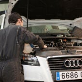 Un mecánico arregla un automóvil en un taller.