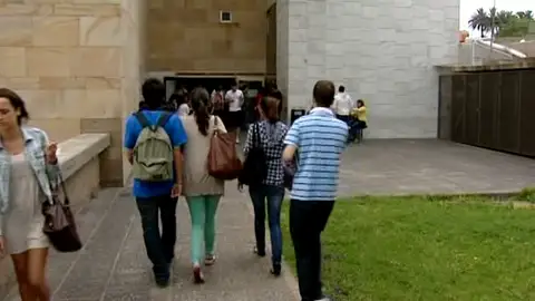 Los universitarios: al margen de las protestas y manifestaciones Los universitarios: al margen de las protestas y manifestaciones