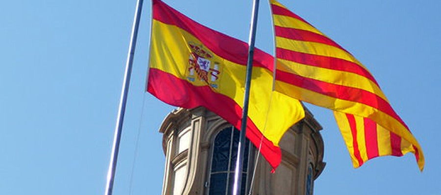 Bandera catalana junto a la española Bandera catalana junto a la española