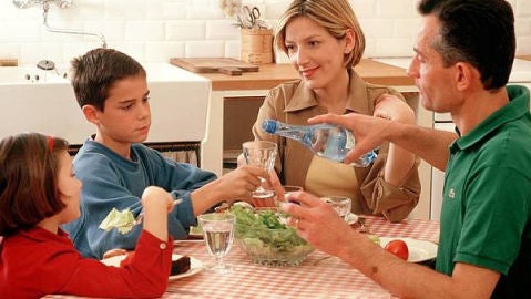 Una familia comiendo