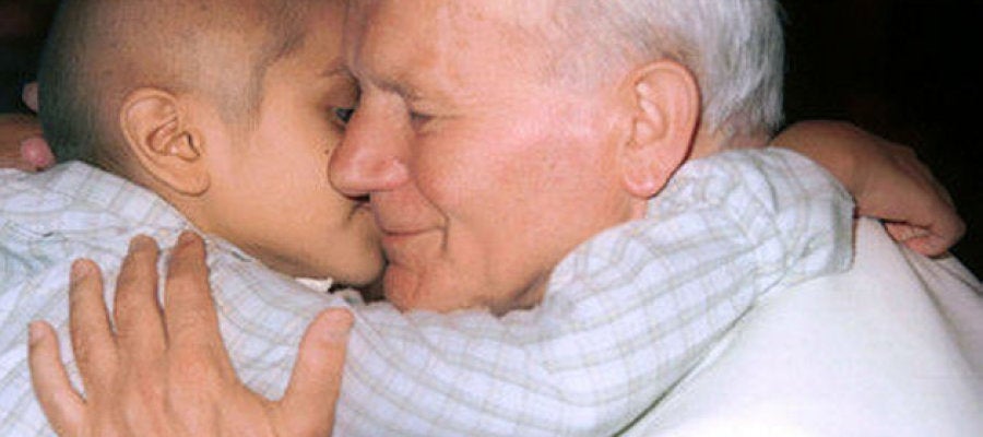 Juan Pablo II abraza a un niño Juan Pablo II abraza a un niño