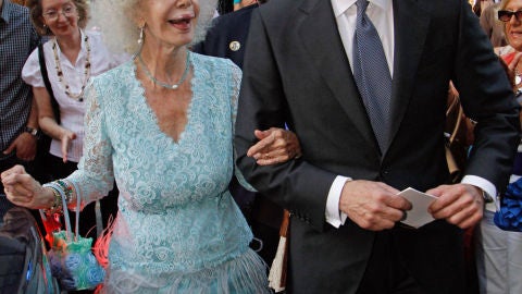Duquesa de Alba junto a Alfonso Diez en la boda de Carmen Sol&iacute;s Tello