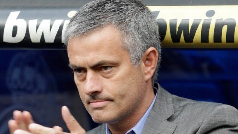 El t&eacute;cnico Jos&eacute; Mourinho en el banquillo del Bernab&eacute;u