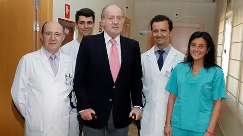 El Rey, con el equipo médico El Rey, con el equipo médico