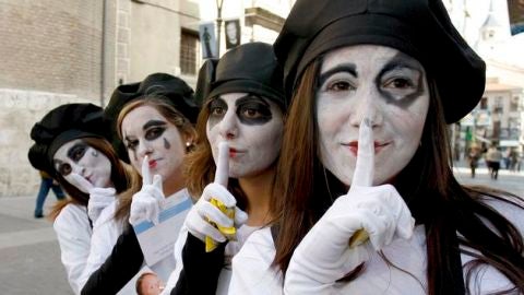 Mimos alertando sobre los peligros del ruido