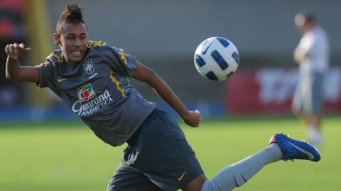 Neymar controla un bal&oacute;n en un entrenamiento con Brasil