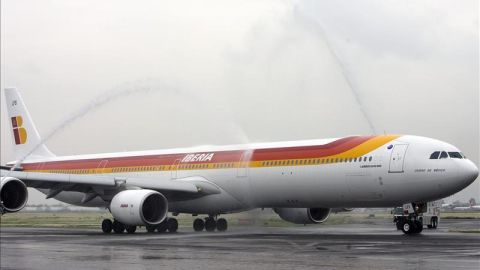 Un pasajero obliga a regresar un vuelo a M&uacute;nich al desnudarse y agredir a la tripulaci&oacute;n