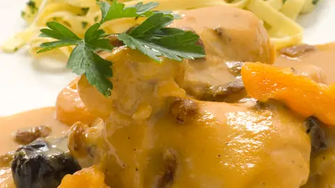 Pollo con salsa de frutas pasas y pasta Pollo con salsa de frutas pasas y pasta