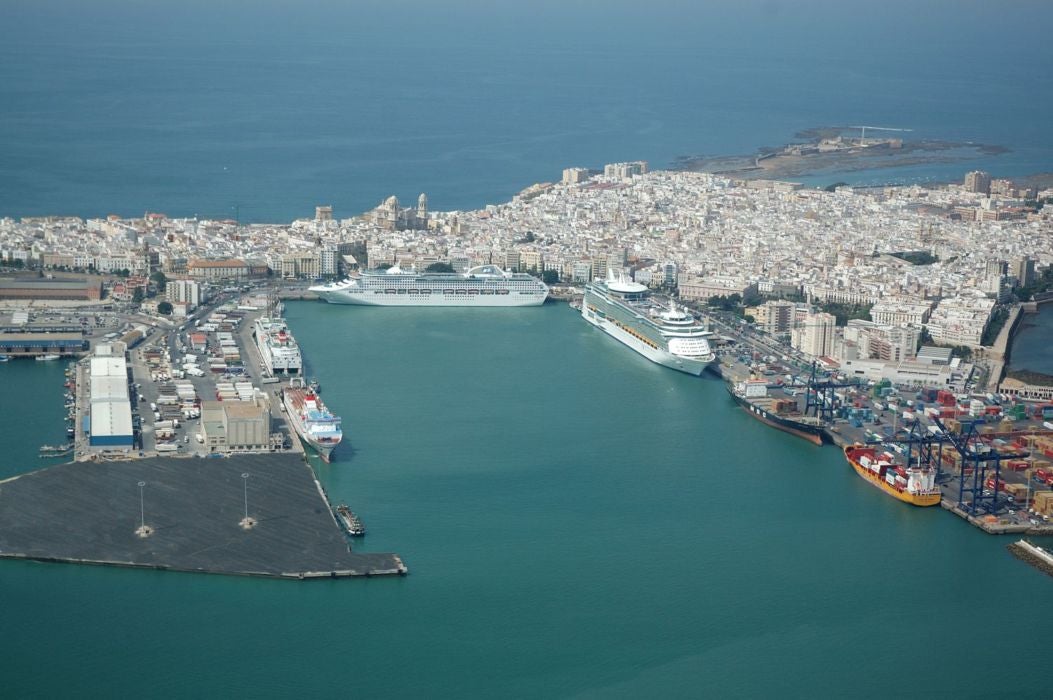 Más de 80 inmigrantes son rescatados en las últimas horas en tres embarcaciones en Cádiz y Estepona (Málaga) Más de 80 inmigrantes son rescatados en las últimas horas en tres embarcaciones en Cádiz y Estepona (Málaga)