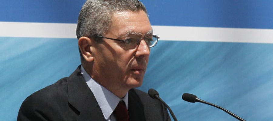 Gallardón insiste en que la Justicia seguirá actuando contra el entorno de ETA. Gallardón insiste en que la Justicia seguirá actuando contra el entorno de ETA.