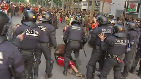 Choques entre la Polic&iacute;a y los 'indignados' frente al Parlamento catal&aacute;n