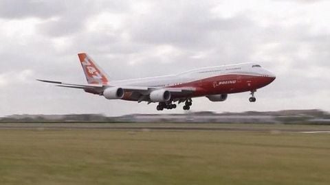 Aterriza en Par&iacute;s el avi&oacute;n m&aacute;s largo del mundo