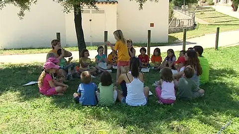 Niños jugando en un campamento de verano Niños jugando en un campamento de verano