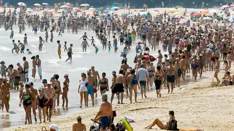 Cientos de personas acudieron a las playas de El Sardinero Cientos de personas acudieron a las playas de El Sardinero